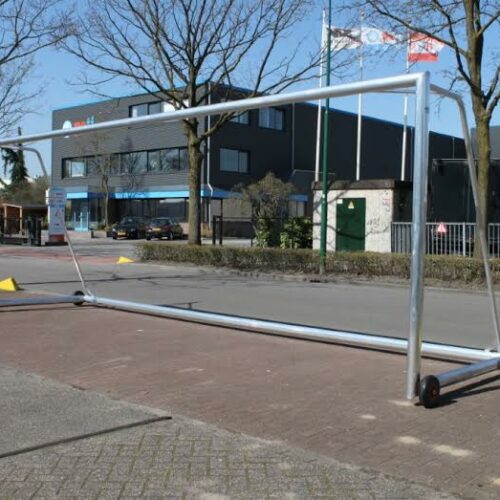 Verplaatsbaar voetbaldoel VD90 28 Voetbaldoel model VD90. Topsegment verplaatsbaar aluminium voetbaldoel, hier uitgevoerd met onze innovatieve inklapwielen. Zeer eenvoudig uw voetbaldoelen verplaatsen